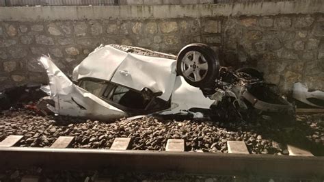 Bariyere çarpan otomobil ikiye bölünüp tren rayına düştü: 1 ölü, 2 ağır yaralı - Son Dakika Haberleri